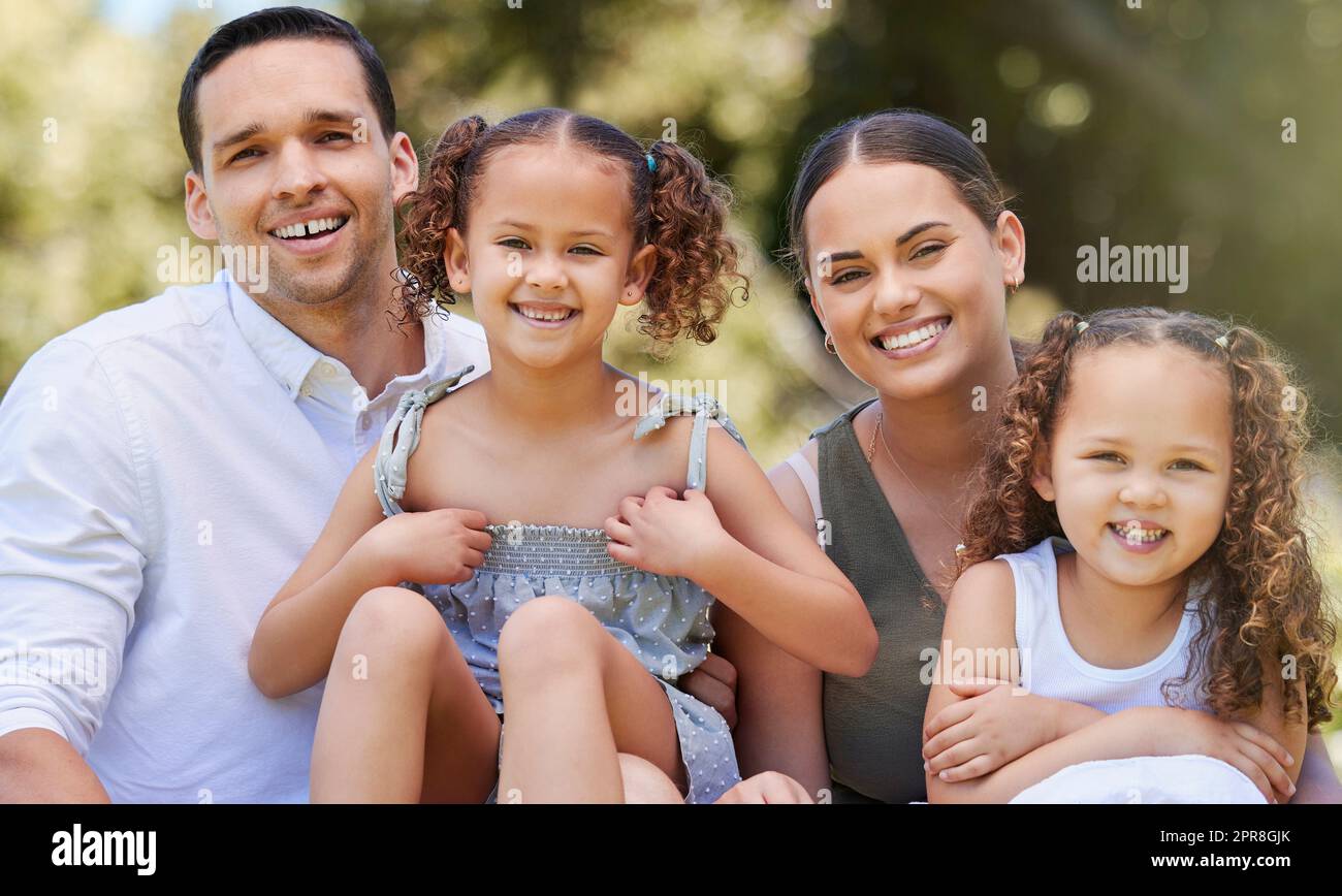 Ein toller Tag mit meinen Mädchen. Porträt einer glücklichen jungen Familie, die einen unterhaltsamen Tag im Park genießt. Stockfoto