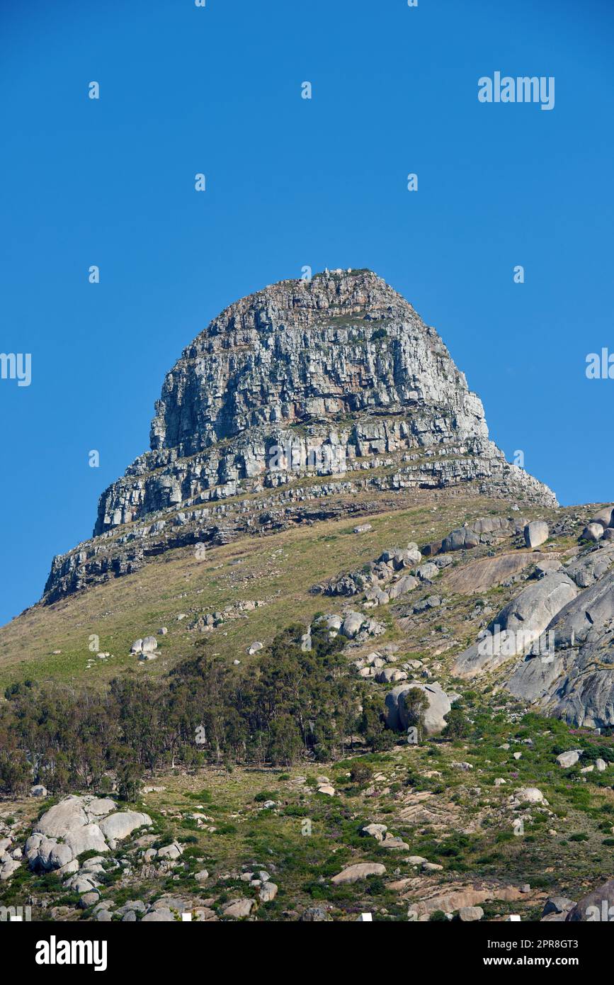 Lions Head Berg mit blauem Himmel und Kopierraum. Wunderschöner Blick auf den Gipfel der Rocky Mountains bedeckt mit üppiger grüner Vegetation an einem beliebten Reiseziel in Kapstadt, Südafrika Stockfoto