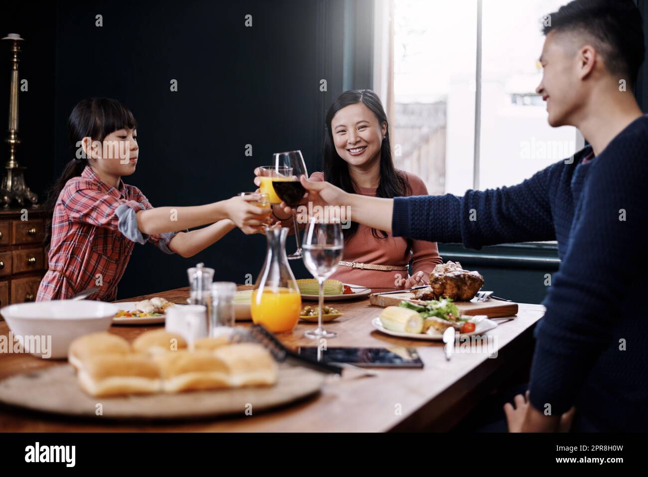 Eine junge Familie, die zu Hause zusammen gegessen hat. Stockfoto