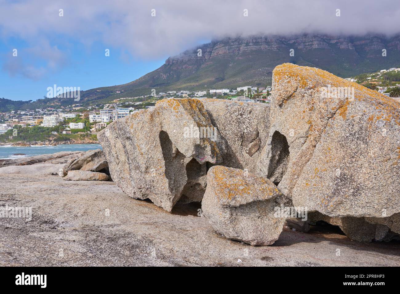 Felsen an der felsigen Küste von Westkap, Südafrika, Landschaftsblick auf einen wunderschönen Berg und Küste in Kapstadt. Natürliche Umgebung am Meer in einer beliebten Touristenlage für einen Urlaub Stockfoto