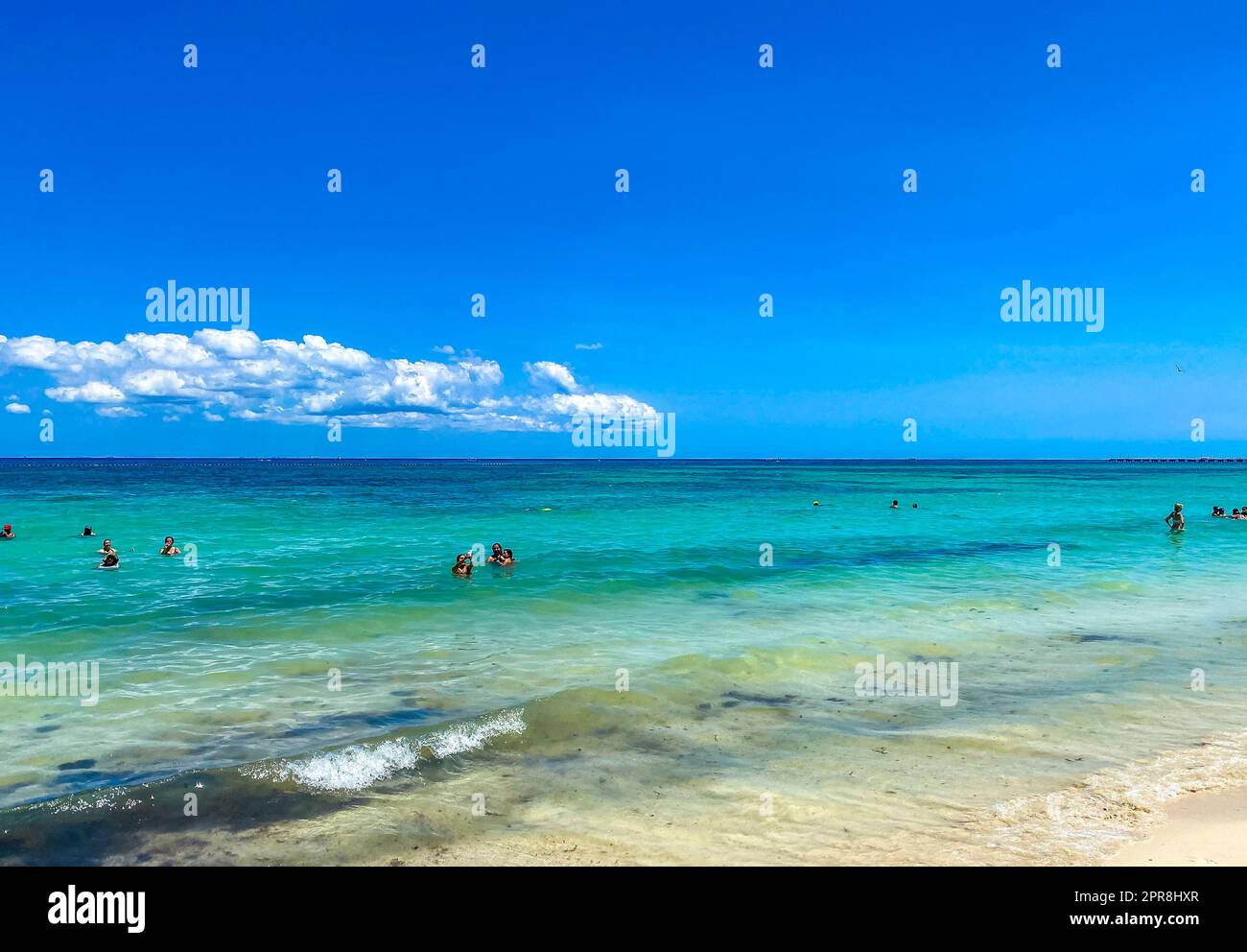 Tropischer mexikanischer Strand voller Menschen Playa del Carmen Mexiko. Stockfoto