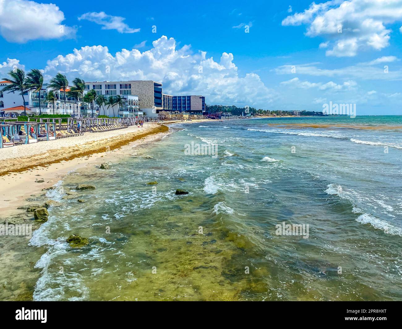 Tropischer mexikanischer Strand voller Menschen Playa del Carmen Mexiko. Stockfoto