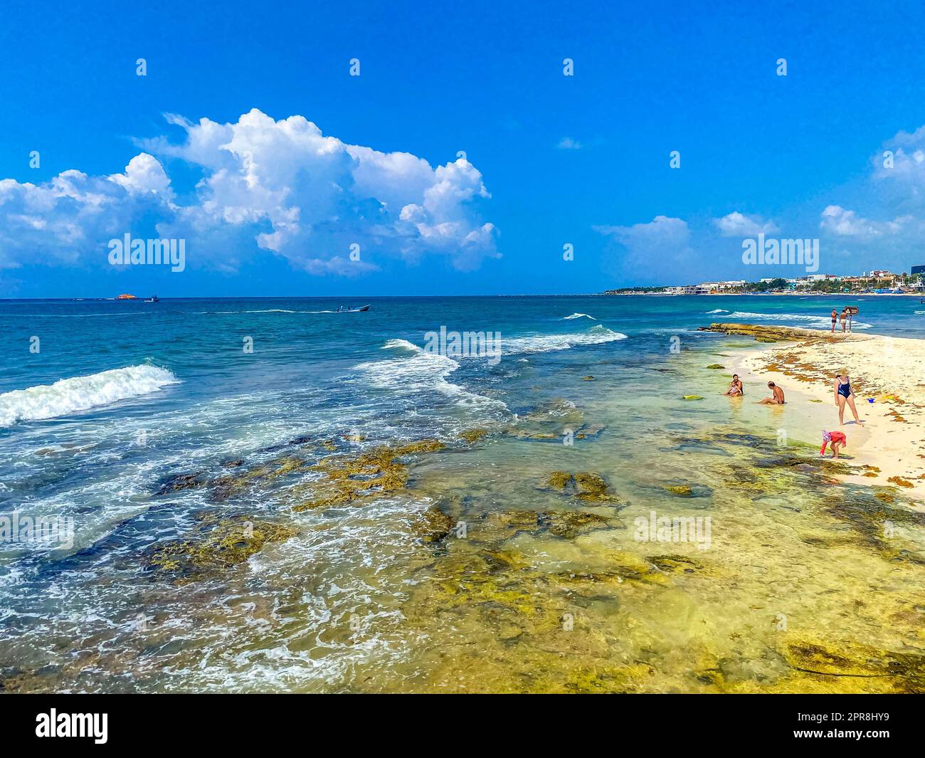 Tropischer mexikanischer Strand voller Menschen Playa del Carmen Mexiko. Stockfoto