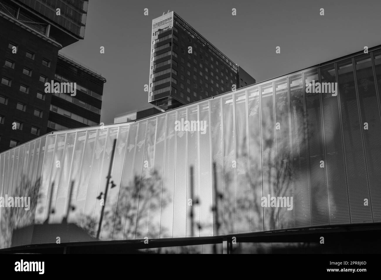 Urbane Geometrien und Schatten. Blick vom Willy Brandt Square in Barcelona, Spanien. Stockfoto