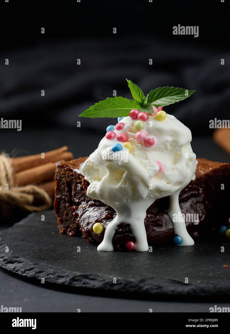 Gebackene Brownie-Schokoladenstückchen auf einem schwarzen Tisch Stockfoto