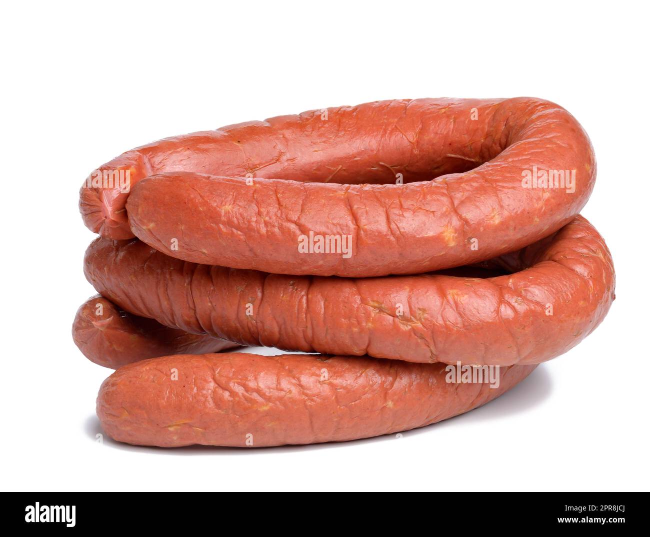 Geräucherte Wurst auf einem weißen isolierten Hintergrund. Krakauer Fleischwurst Stockfoto