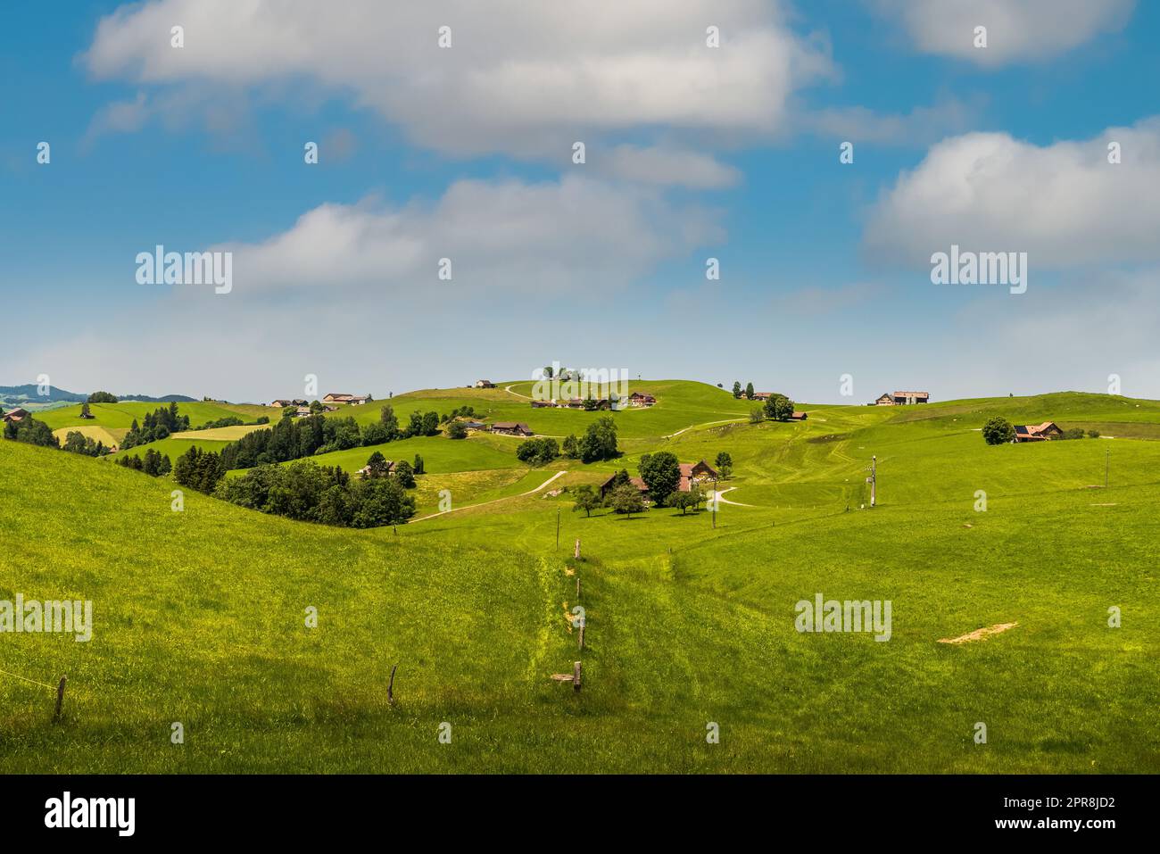 Berglandschaft mit Bauernhöfen und Weiden, Appenzellerland, Schweiz Stockfoto