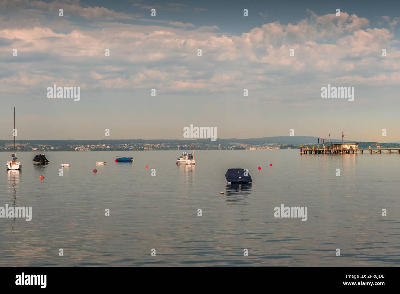 Boote und Anlegestelle auf dem Bodensee, Hagnau, Oberschwaben, Baden-Württemberg, Deutschland Stockfoto