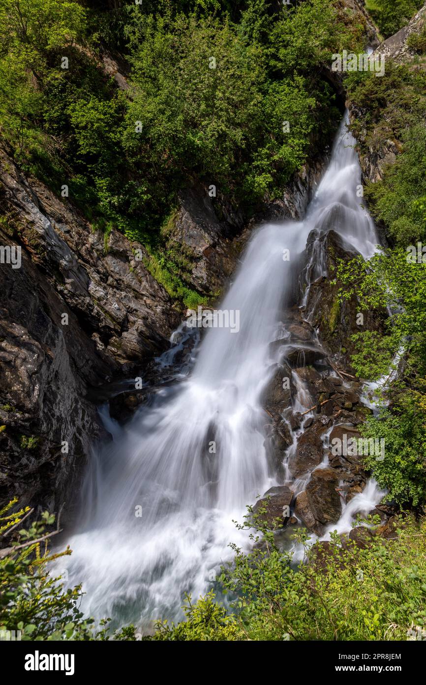Kleiner Wasserfall am Zielbach oberhalb Partschins, Südtirol Stockfoto
