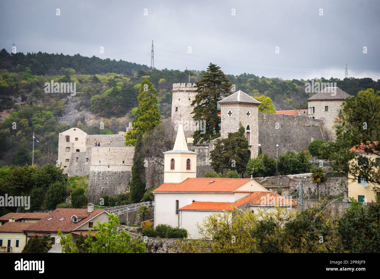 Trsat, Rijeka, Kroatien - das Heiligtum und die Kirche unserer Lieben Frau von Trsat im Frühling Stockfoto