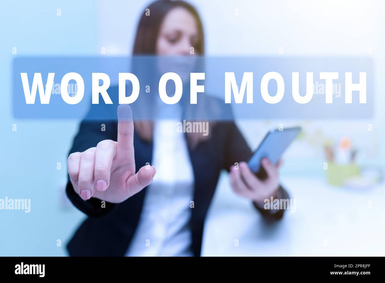 Textzeichen mit Mundpropaganda. Geschäftsidee orale Verbreitung von Informationen Geschichtenerzählen Viva Voice Frau hält Tablet mit einer Hand und zeigt mit einem Finger auf neue Ideen. Stockfoto