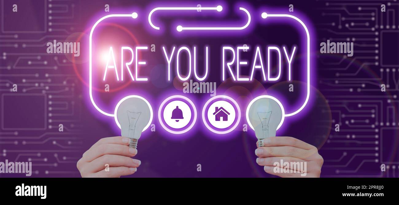 Konzeptionelle Anzeige Are You Ready. Business-Showcase-Aufmerksamkeit Vorbereitung Dringlichkeit Spiel Beeilen Sie sich, hellwach Geschäftsfrau mit Glühbirnen präsentiert S und neue Ideen. Stockfoto