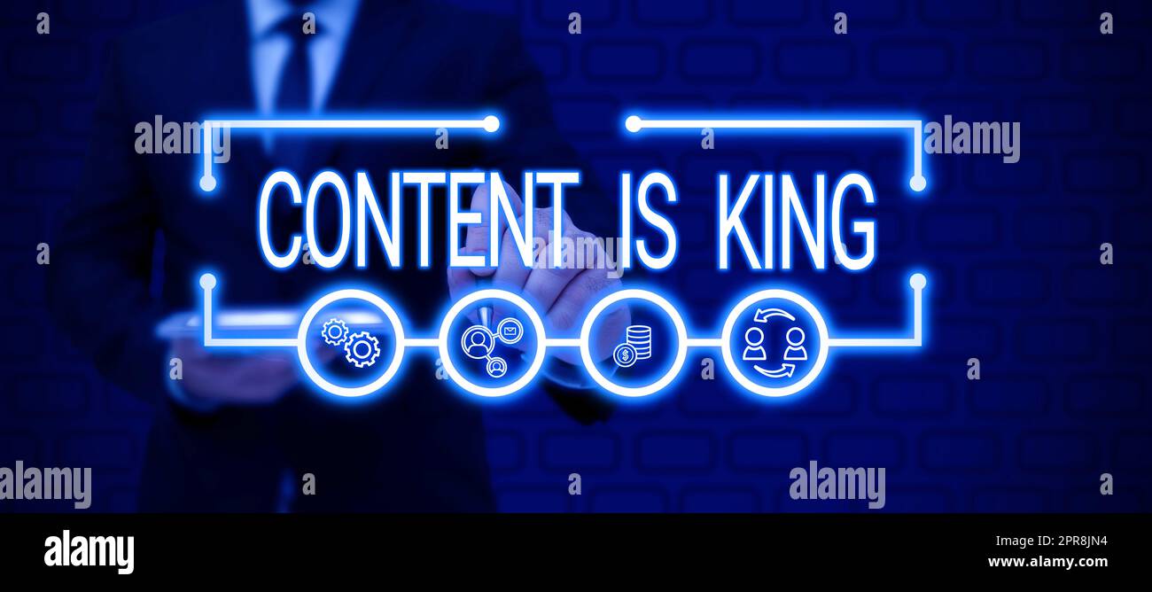 Textzeichen, das zeigt, dass der Inhalt König ist. Internet Concept Content ist das Herzstück der heutigen Marketingstrategien Geschäftsmann im Anzug hält die Hand offen und symbolisiert erfolgreiche Teamarbeit. Stockfoto