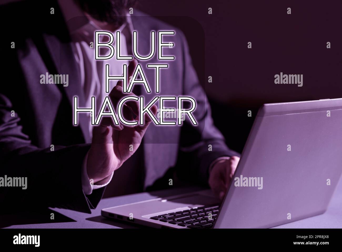 Handschriftliches Schild Blue hat Hacker. Business-Ideenberaterfirmen, die das System vor der Markteinführung manipulieren man gibt wichtige Daten in den Laptop ein und zeigt mit einem Finger auf eine neue Idee Stockfoto