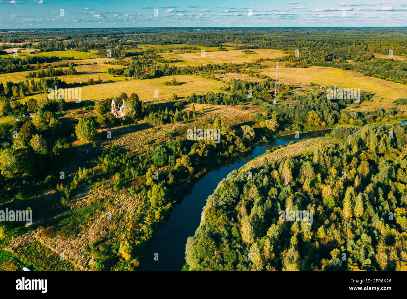 Martinovo, Bezirk Beshenkovichsky, Region Witebsk, Belarus. Skyline Der Dorfstadt Am Sonnigen Herbstabend. Vogelperspektive der Kirche der Fürsprache des Heiligen Theotokos. Das Historische Wahrzeichen Aus Der Vogelperspektive Am Sonnigen Herbstabend Stockfoto