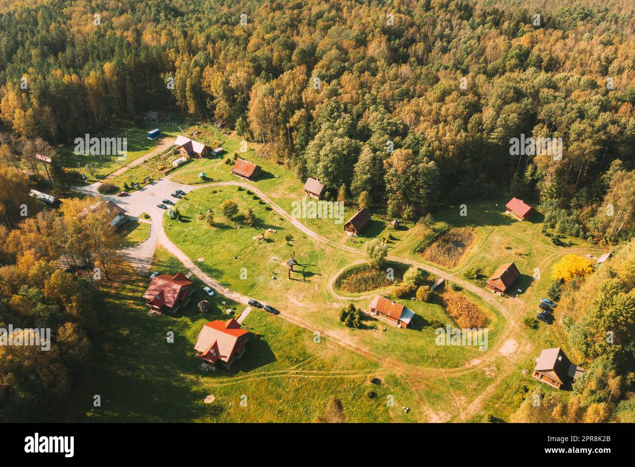 Weißrussland, Biosphärenreservat Beresinsky. Blick aus der Vogelperspektive auf den Touristenkomplex Nivki am sonnigen Herbsttag. Panorama Stockfoto