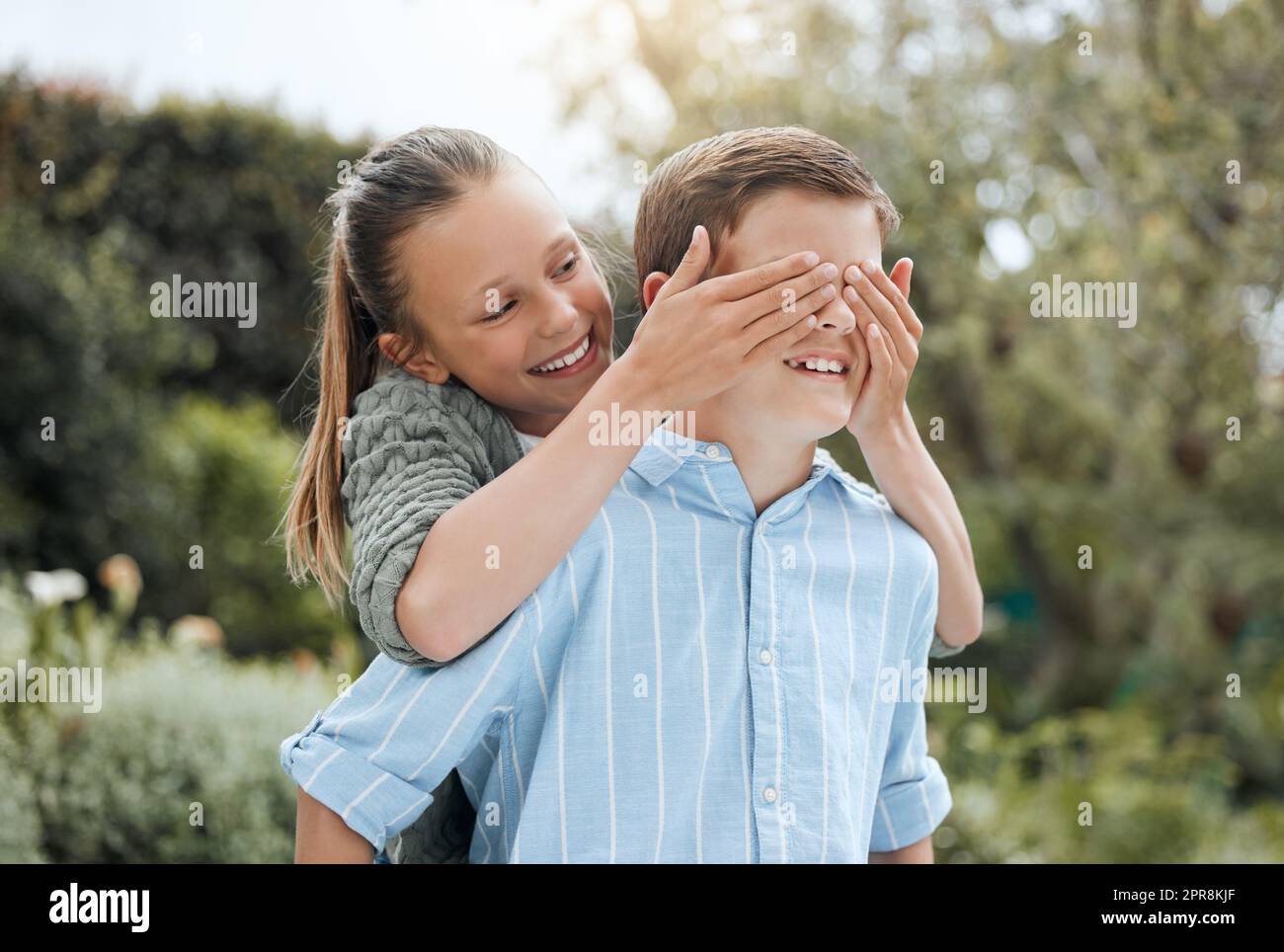 Du suchst. Aufnahme von zwei jungen Geschwistern, die sich im Freien miteinander verbinden. Stockfoto