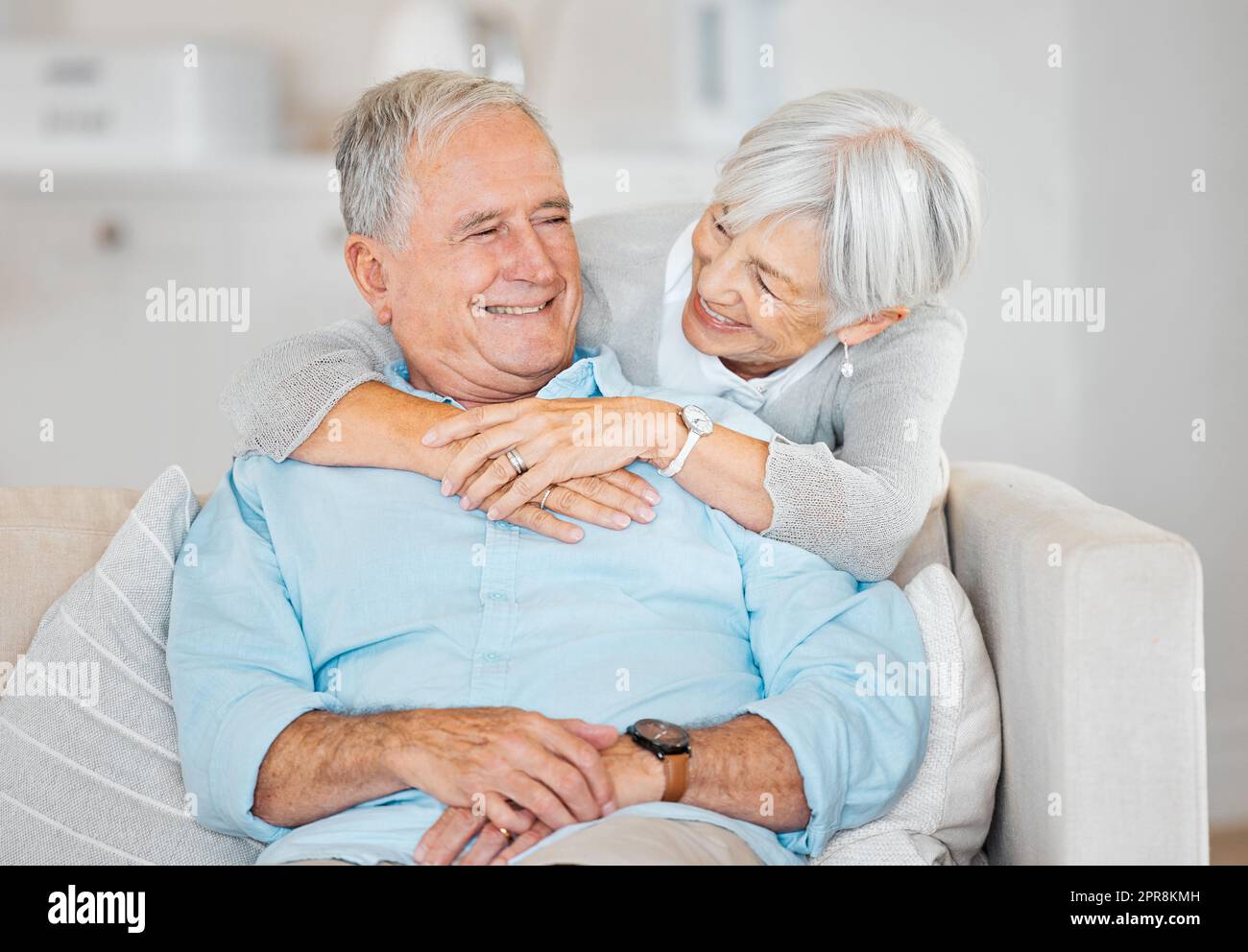 Was würde ich ohne Euch tun? Ein Seniorenpaar, das zu Hause Zeit zusammen verbringt. Stockfoto