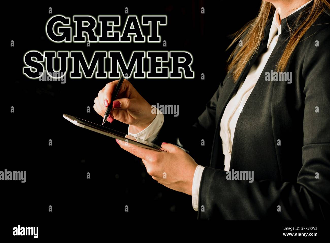Begriffliche Beschriftung großartiger Sommer. Konzeptfoto Fun Good Sunshine zum Strand gehen, Geschäftsfrau im Freien, Tablet in einer Hand halten und mit Stift darauf zeigen Stockfoto