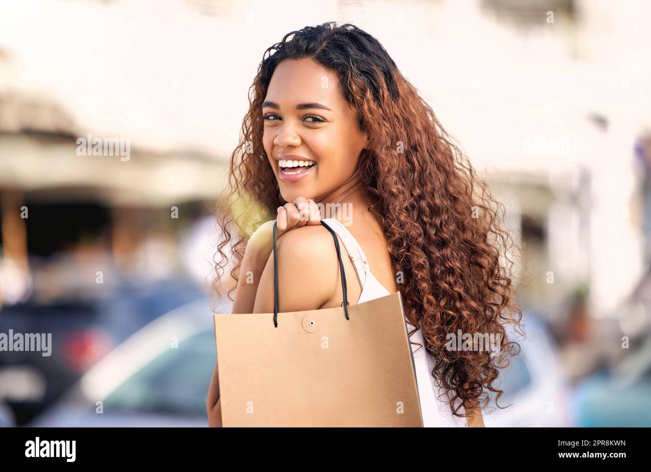 Bereit, eine Fashionista zu werden. Eine junge Frau genießt einen Tag des Solo-Shopping. Stockfoto