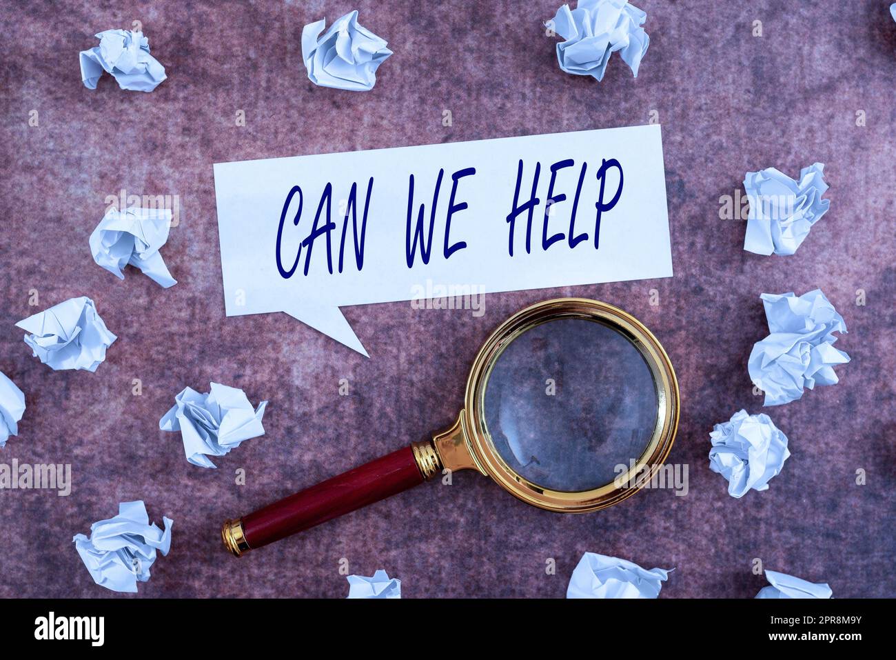 Textunterschrift zur Präsentation von Can We Help. Geschäftskonzept Unterstützung Unterstützung Unterstützung durch Experten Beratung zu Ihren Problemen Rede Luftpolsterbogen mit zerknitterten Papieren und Vergrößerungsglas auf Holz. Stockfoto