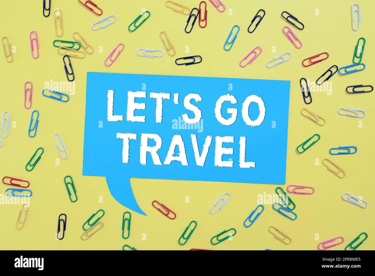 Textzeichen mit „Let S is Go Travel“. Internetkonzept Planen Sie eine Reise zu neuen Orten Länder Städte Abenteuer bunte Büroklammern, die rund um die Sprechblase mit wichtigen Informationen platziert sind. Stockfoto