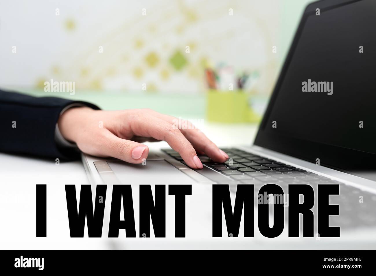 Text mit Inspiration Ich möchte mehr. Geschäftsbeispiele, die nicht genug von größeren Herausforderungen haben, erfordern Geschäftsfrau, die aktuelle Updates auf der Laptoptastatur am Schreibtisch eingibt. Stockfoto
