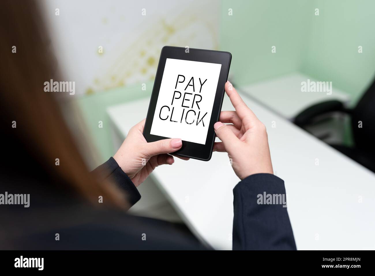 Textunterschrift mit Pay-per-Click. Konzept Bedeutung Internet-Werbung Modell Suchmaschine Marketingstrategie Geschäftsfrau, die ein Tablet mit wichtigen Informationen darüber hält. Stockfoto