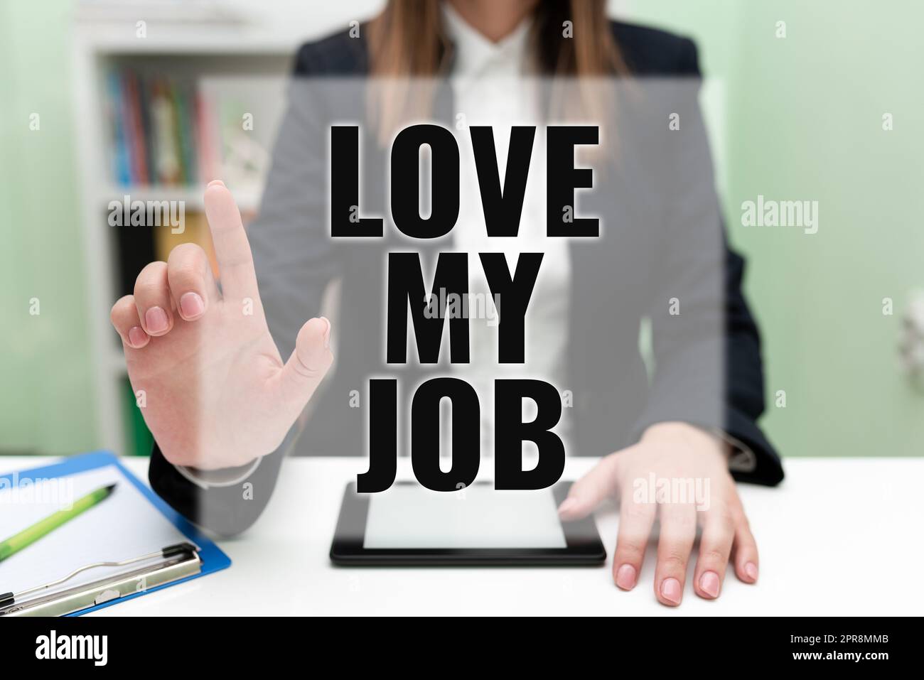 Schild mit der Aufschrift „Liebe meinen Job“. Geschäftsvorstellung, um zufrieden zu sein mit der Arbeit, dass man sich wohlfühlt Geschäftsfrau, Tablet am Schreibtisch hat und mit einem Finger auf neue Ideen zeigt. Stockfoto
