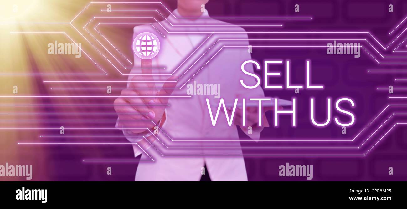 Schreiben von Text „Sell With US“ (bei uns verkaufen). Geschäftsansatz Online-Verkaufsplattform sucht Verkäufer Electronic Commerce Lady im Anzug, die einen Stift hält und so erfolgreiche Teamarbeit symbolisiert. Stockfoto