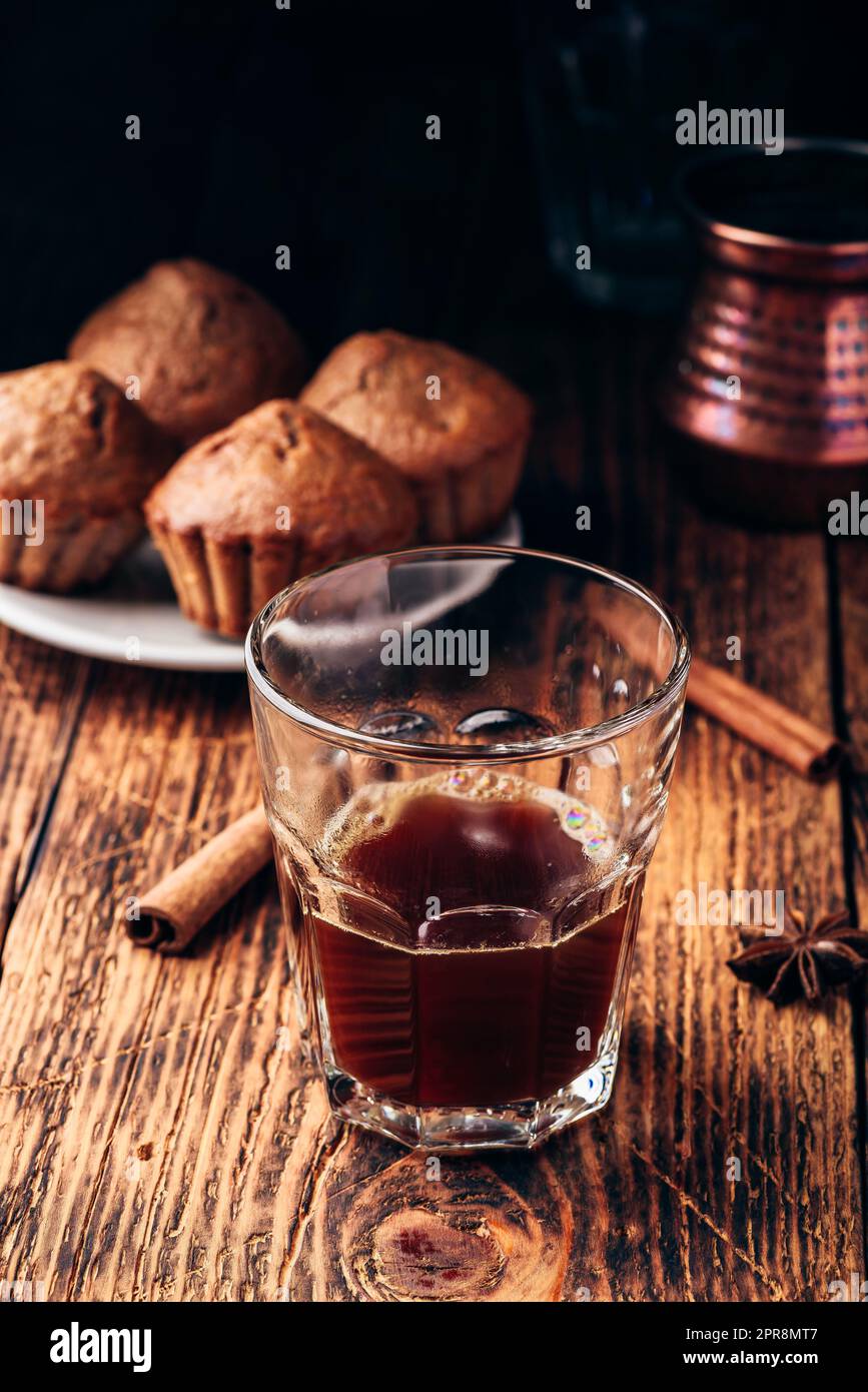 Türkischer Kaffee mit Gewürzen und Muffins Stockfoto