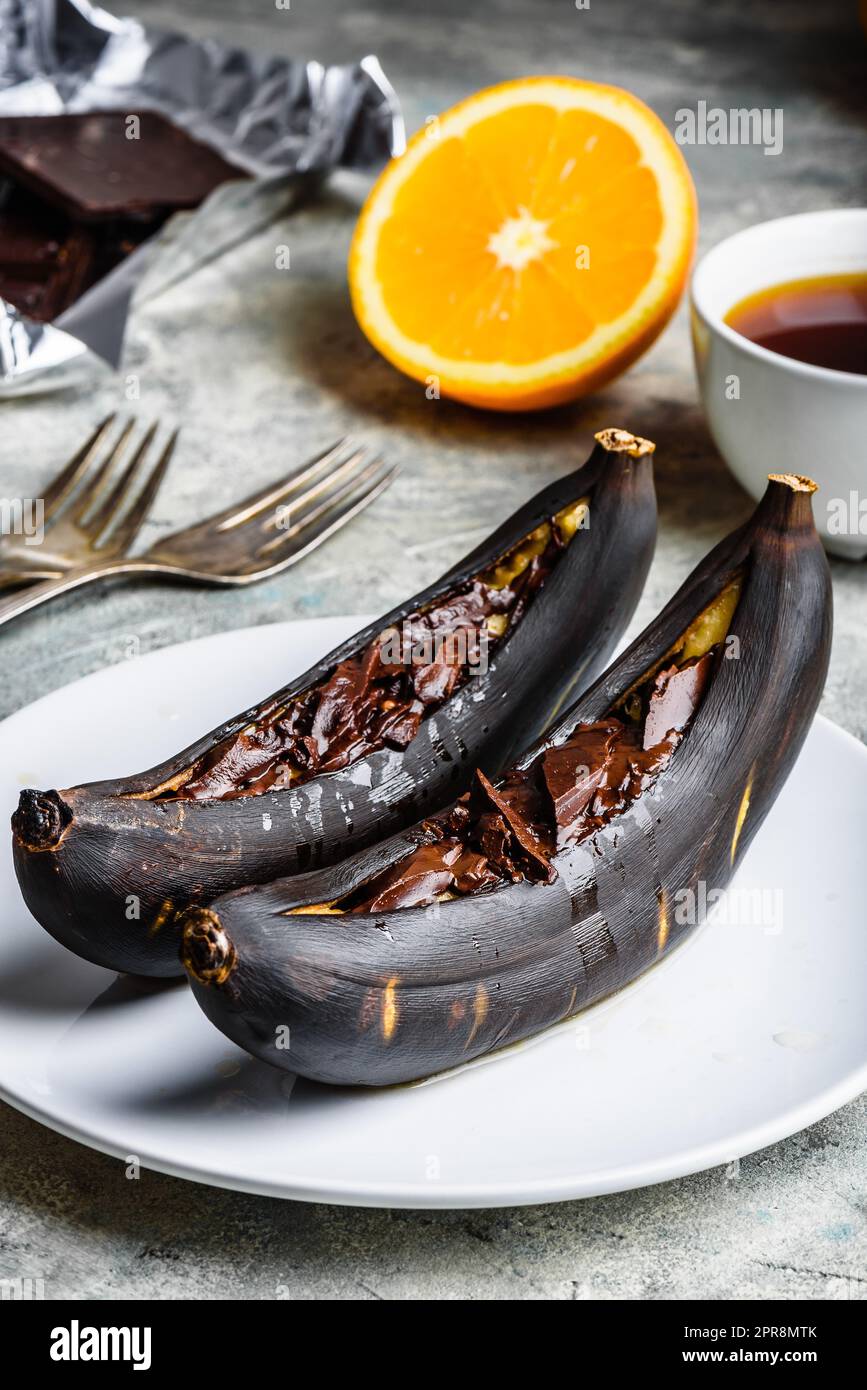 Gegrillte Bananen mit dunkler Schokolade Stockfoto