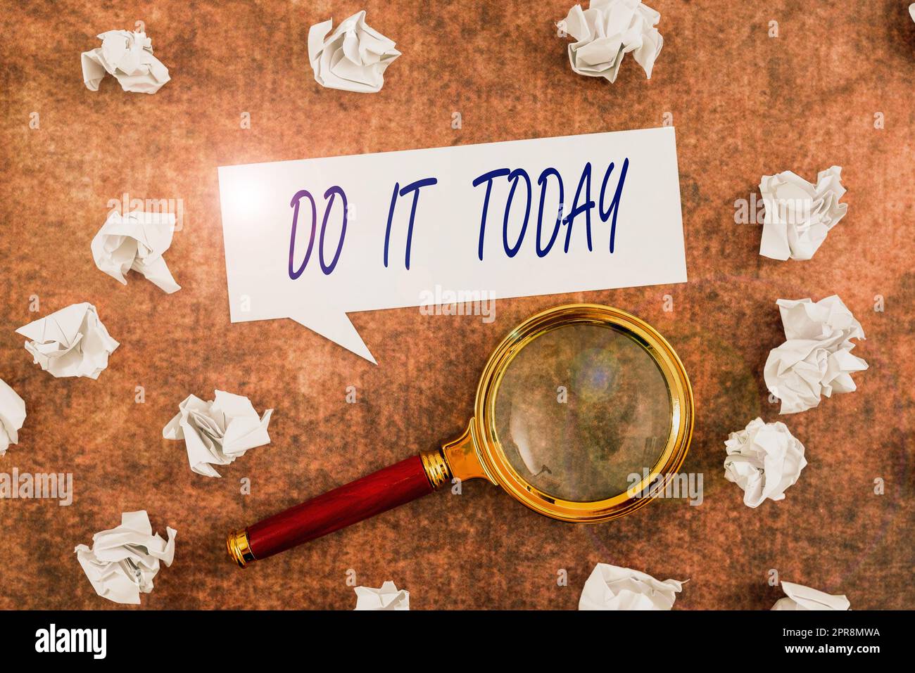 Handschrifttext „Do IT Today“. Konzeptionelle Fotoantwort sofort etwas muss sofort erledigt werden Sprechblasenbogen mit zerknitterten Papieren und Vergrößerungsglas auf Holz. Stockfoto