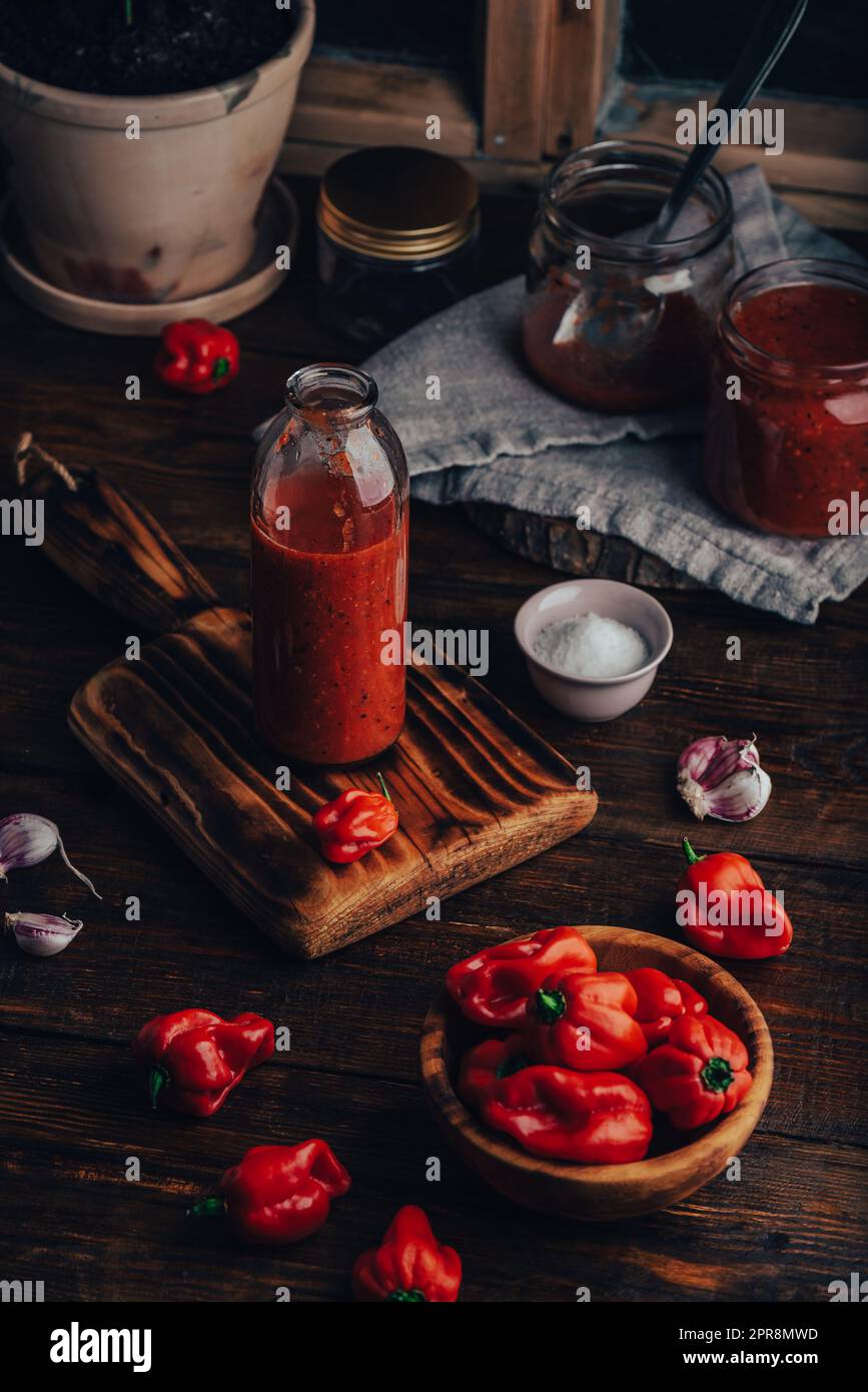 Frisch gekochte heiße Chilisauce mit Habanero-Paprika, Paprika, Tomaten und Knoblauchzehen Stockfoto
