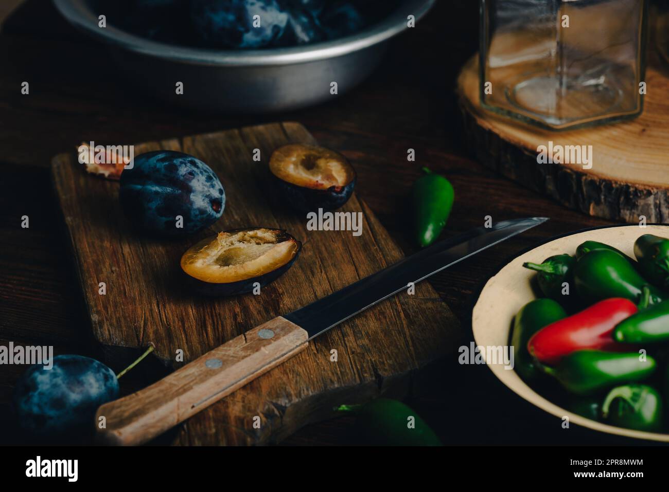 Pflaume und Jalapeno zum Kochen scharfer Marmelade Stockfoto