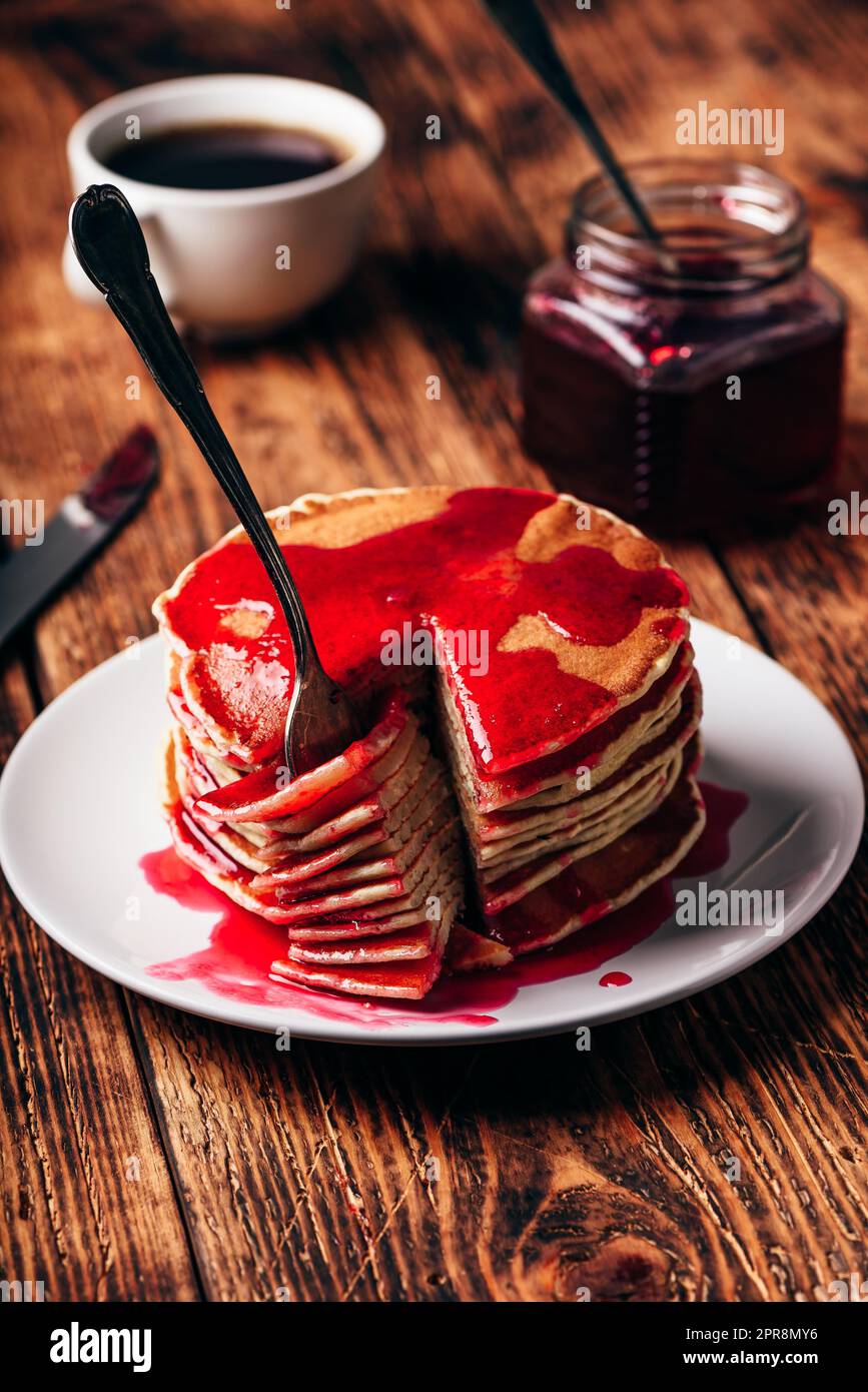 Stapel von Pfannkuchen mit Beerenobst Marmelade Stockfoto
