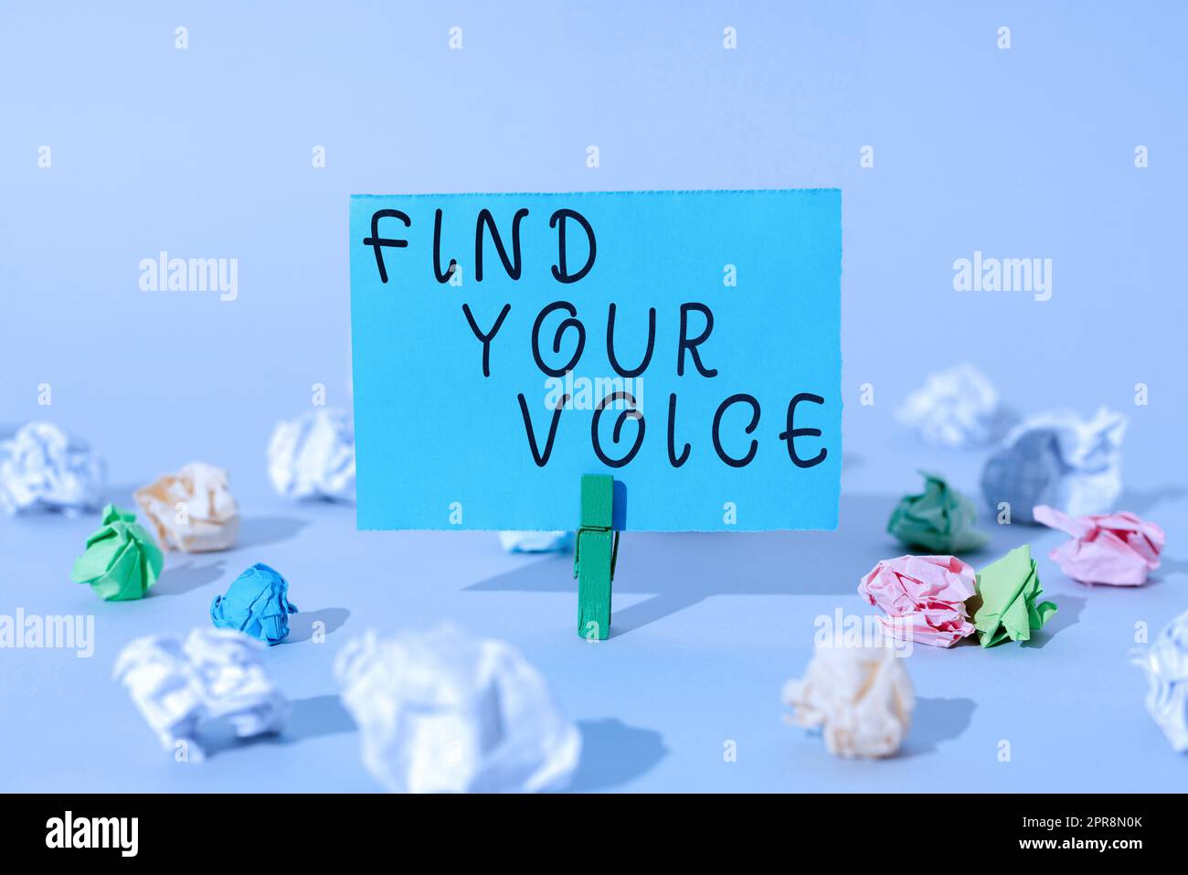 Inspiration mit dem Schild „Find Your Voice“. Geschäftsidee, die sich als Autor ausdrücken kann, um wichtige Botschaften zu sprechen, die auf einem mit Clip abgeschnittenen Blatt Papier präsentiert werden. Stockfoto