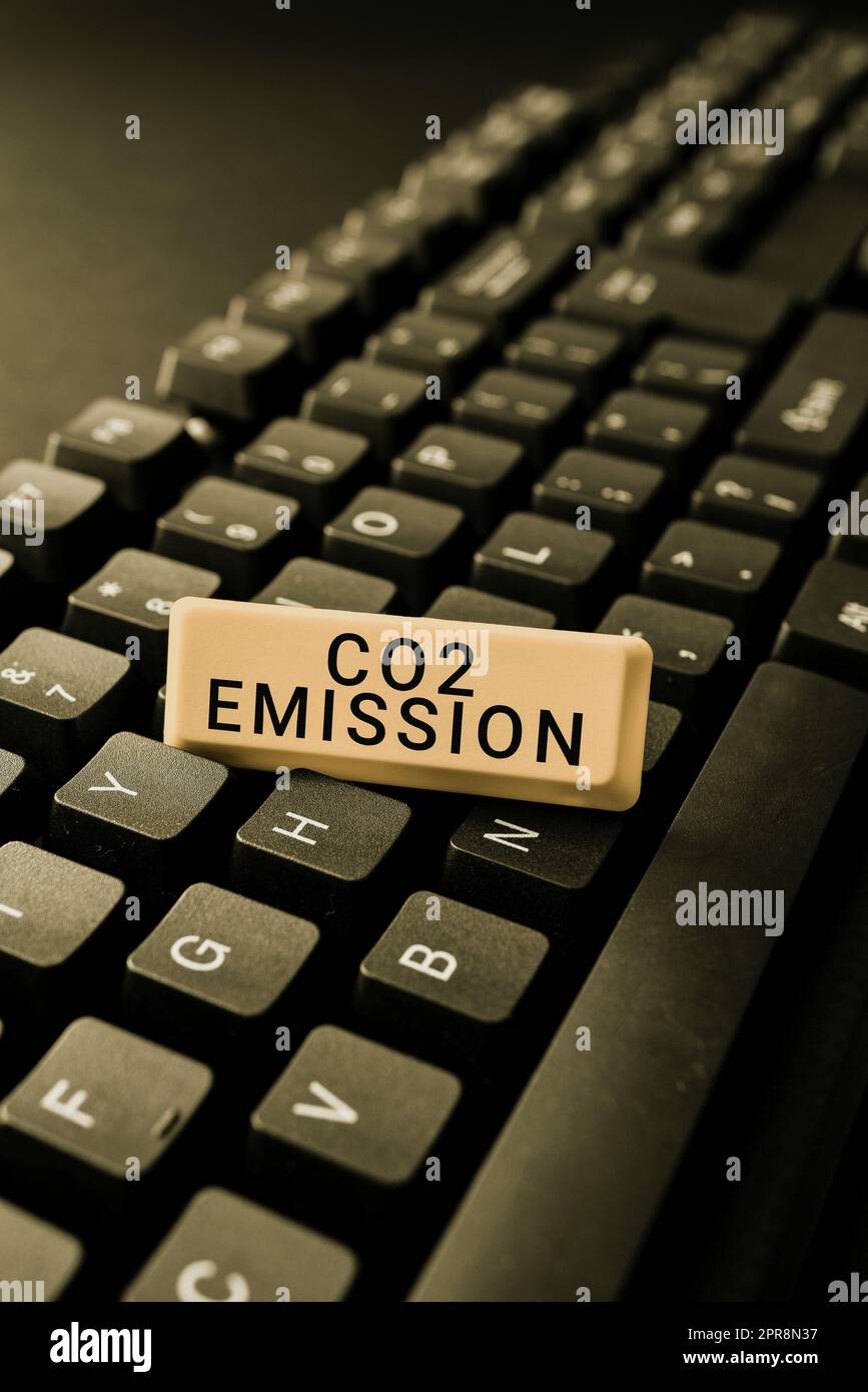 Schreiben mit Text CO2 Emission. Schaufenster zur Freisetzung von Treibhausgasen in die Atmosphäre im Laufe der Zeit -48802 Stockfoto