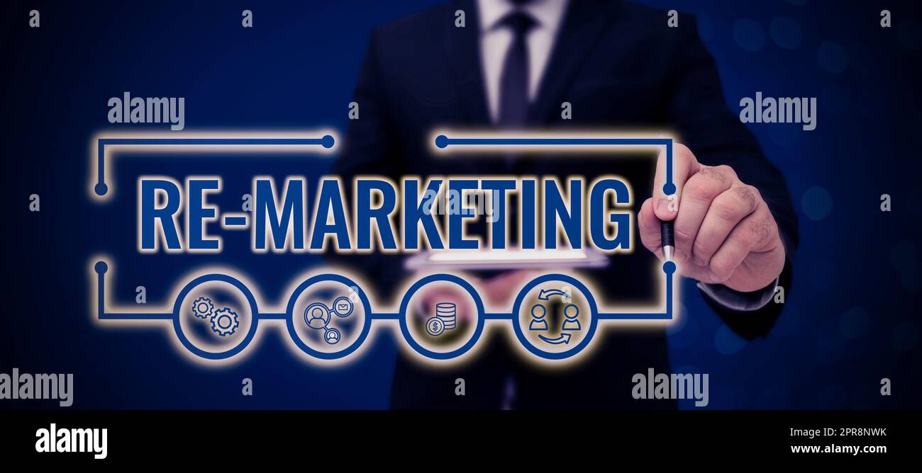 Unterschreiben Sie mit der Anzeige von Re Marketing. Business Showcase Strategie, um potenzielle Kunden auf Ihrer Website zu erreichen Geschäftsmann im Anzug mit Notizblock, der erfolgreiche Teamarbeit symbolisiert. Stockfoto