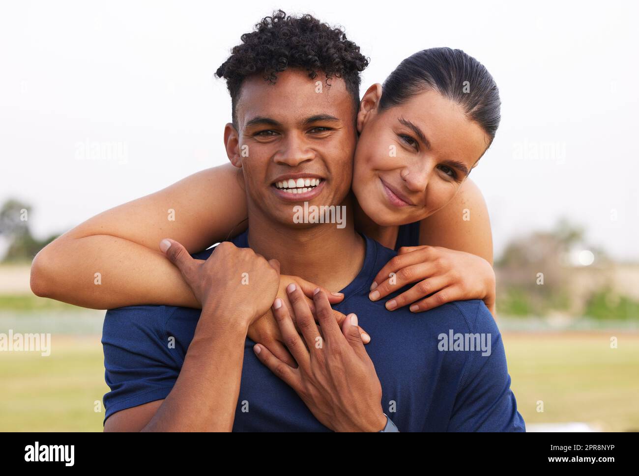 Gemeinsam machen wir uns stärker. Zwei Trainingspartner umarmen sich. Stockfoto