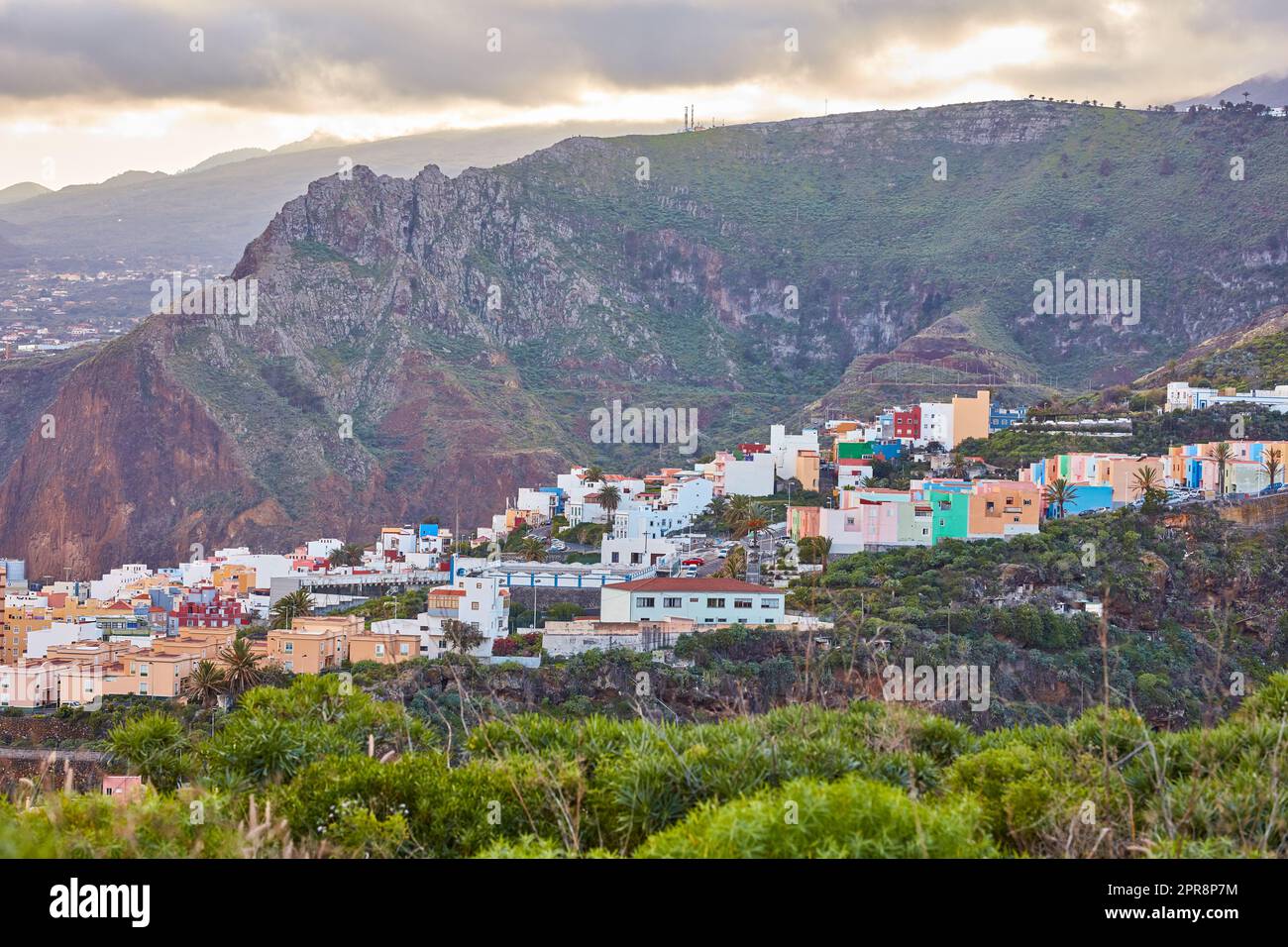 Historische spanische oder koloniale Architektur in einem tropischen Dorf im Touristenziel. Stadt- und Bergblick auf Wohnhäuser oder Gebäude im ruhigen Hügeltal in Santa Cruz, La Palma, Spanien. Stockfoto