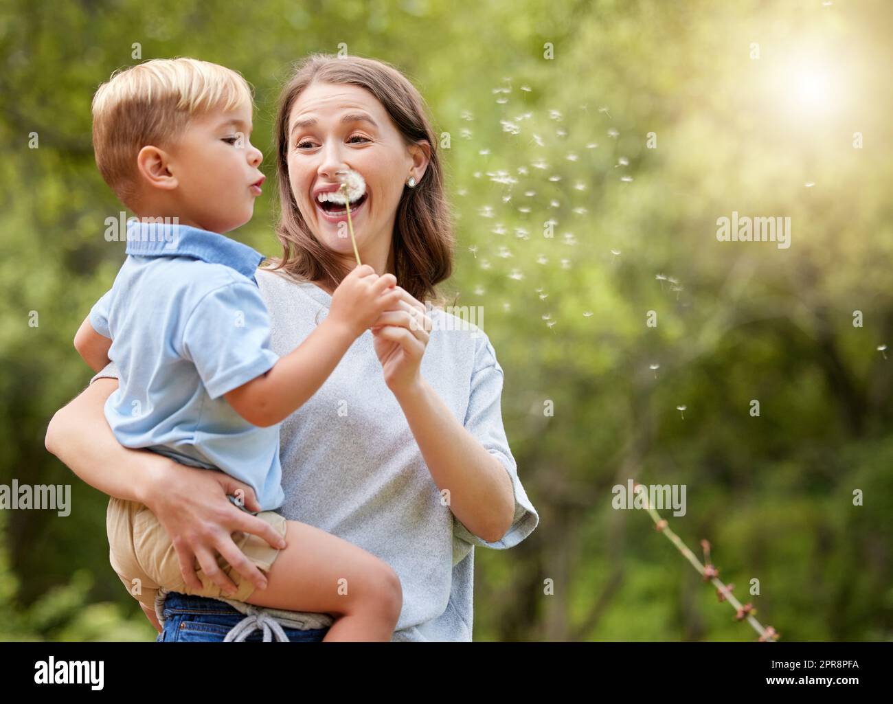 Eine junge Mutter und ein Sohn verbringen Zeit zusammen in der Natur. Stockfoto