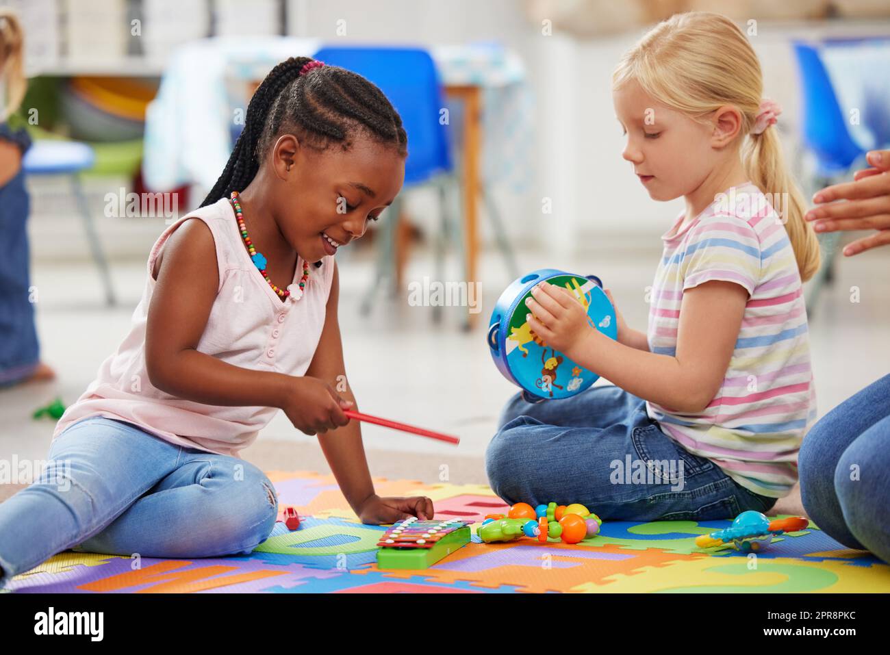 Kleine Kinder lieben Klang. Kinder lernen im Unterricht über Musikinstrumente. Stockfoto