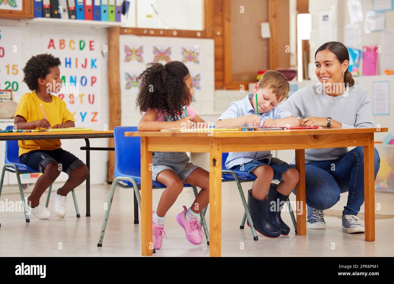 Eine junge Frau, die eine Klasse von Vorschulkindern unterrichtet. Stockfoto