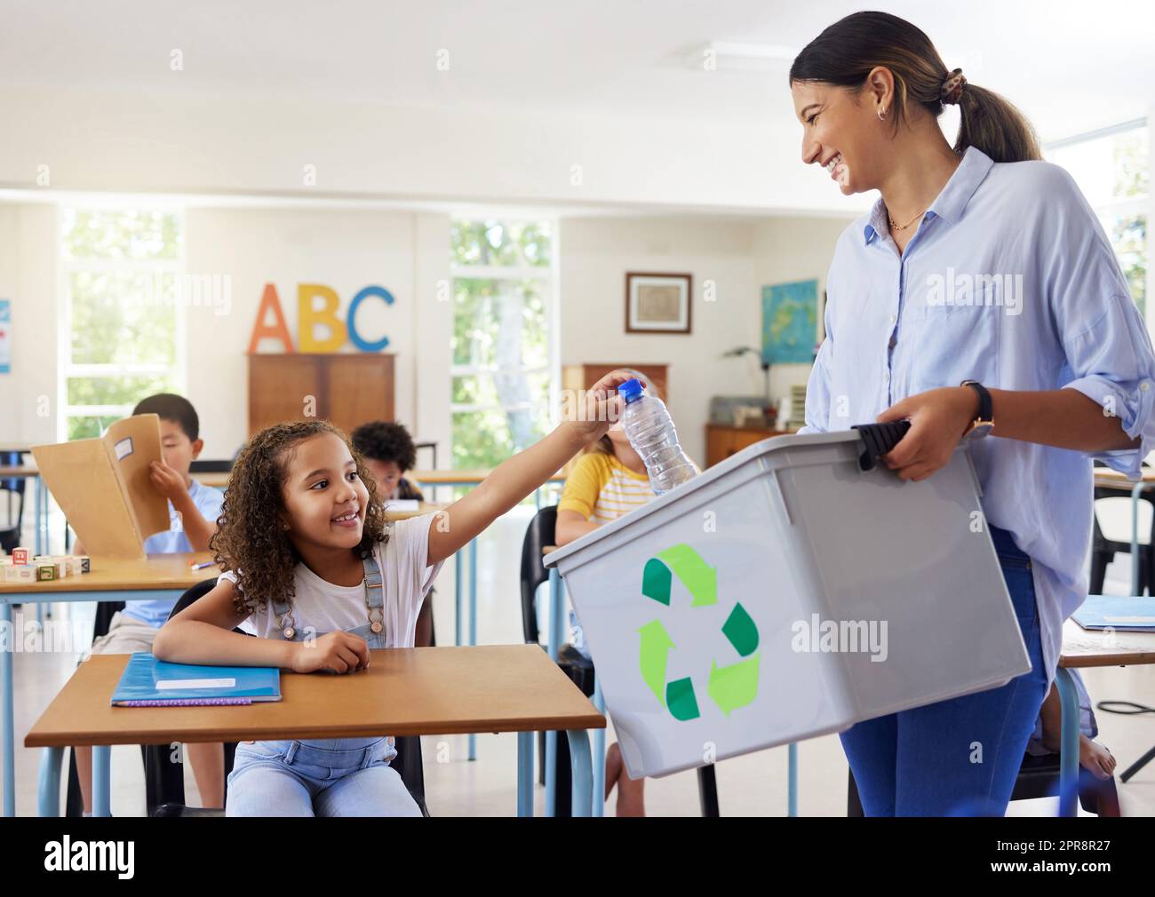 Wir haben den süßesten Lehrer. Eine schlankere und lehrende Recycling in einem Klassenzimmer. Stockfoto