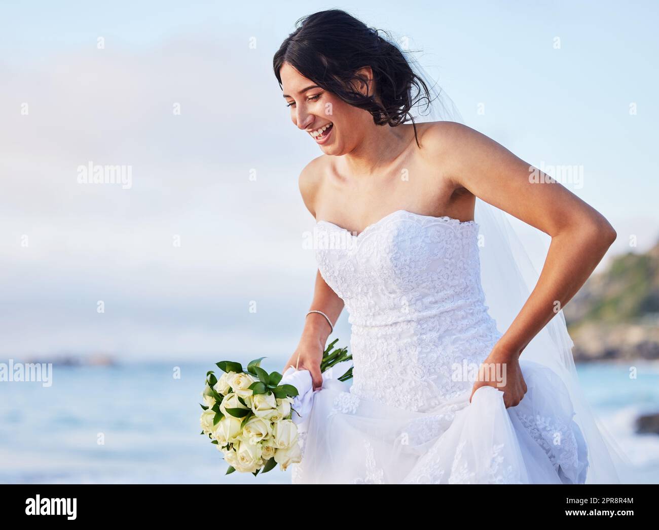 Ich habe von diesem Tag geträumt. Eine schöne Frau am Strand an ihrem Hochzeitstag. Stockfoto