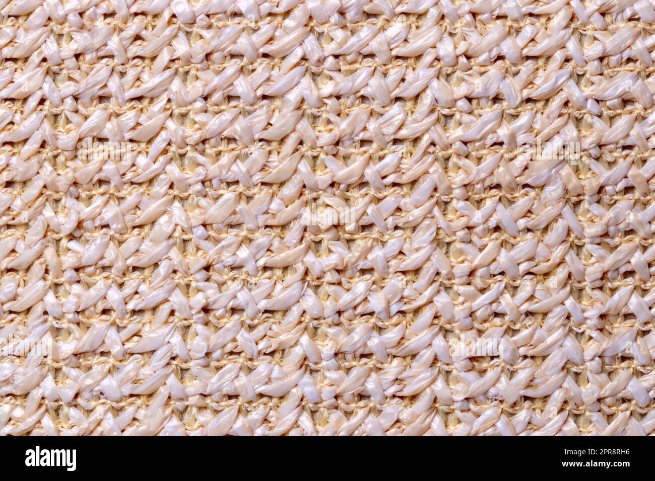 Polyester-Hintergrundstruktur. Nahaufnahme des farbenfrohen beigefarbenen weißen Kunstfasermusters für Textilien, Taschen oder andere Kleidungsstücke. Makro. Stockfoto
