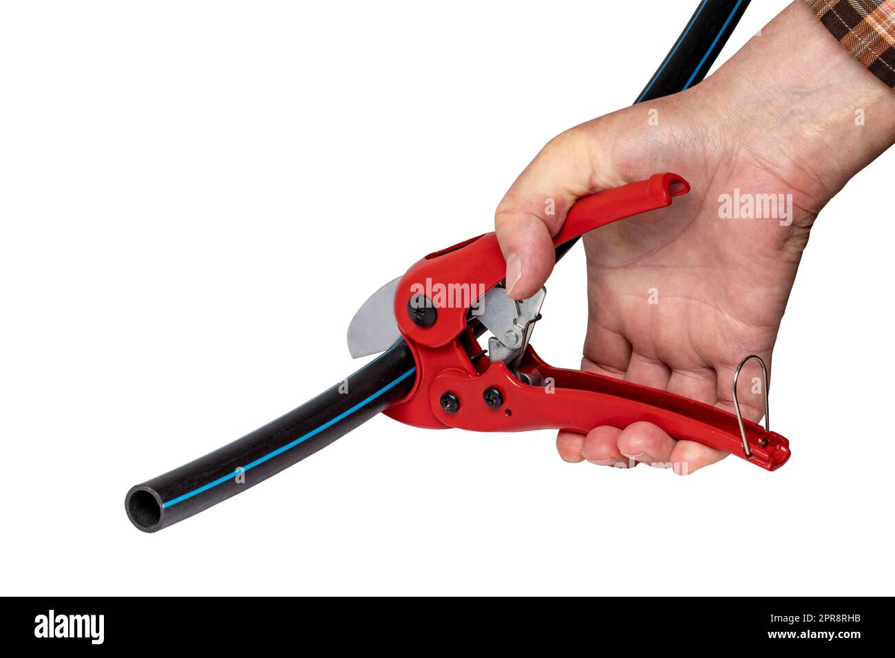 Klempnerwerkzeuge isoliert. Ein Mann schneidet ein Stück PE-Druckrohr oder Wasserrohr mit einem roten pvc-Rohrabschneider. Beschneidungspfad. Trink- und Versorgungswassersysteme. Stockfoto
