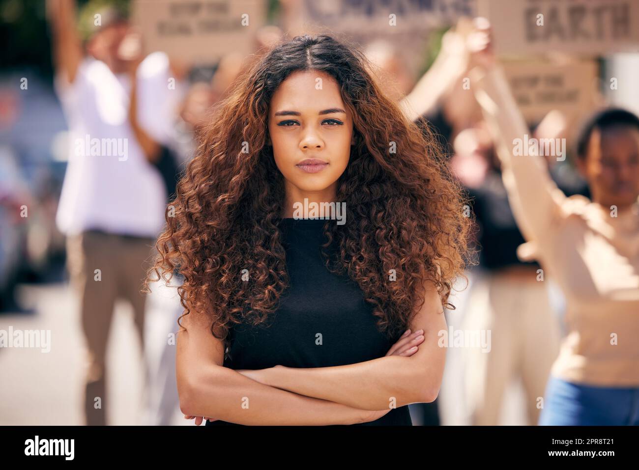 Ihre Macht kann nicht bezweifelt werden. Eine junge Protesterin bei einer Kundgebung. Stockfoto