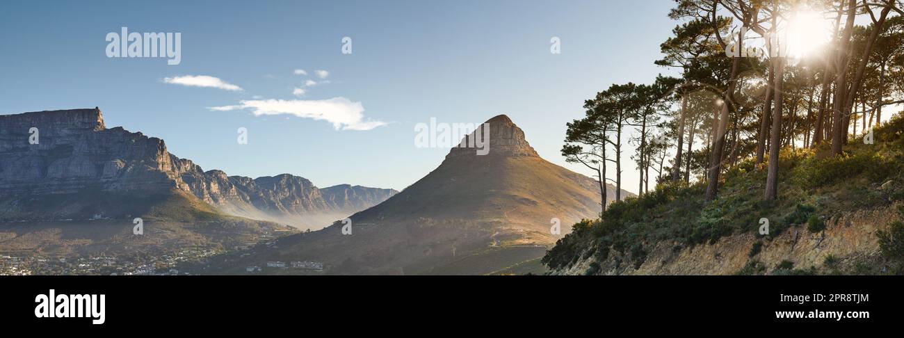 Berglandschaft in Kapstadt, Südafrika, vor wolkenlosem blauem Himmel mit Kopierraum. Blick auf Bäume und Sträucher auf einem felsigen Hügel und Klippen in einer natürlichen Umgebung in der Nähe von Lions Head Stockfoto